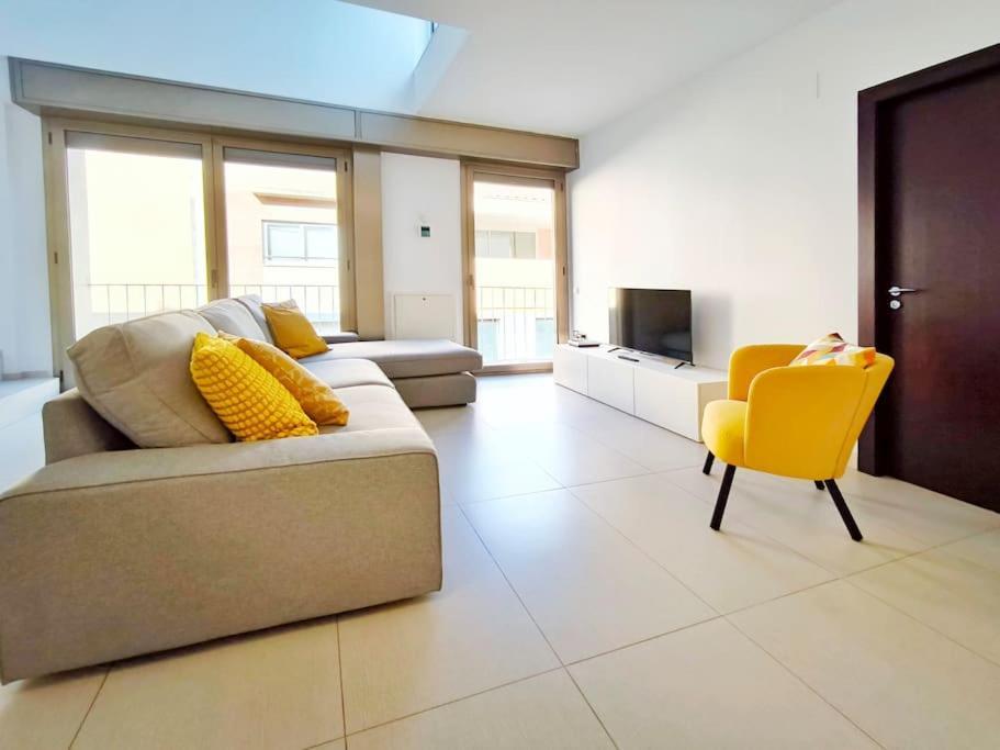 Moderno Apartamento Duplex En Terrassa Centro Luaran gambar